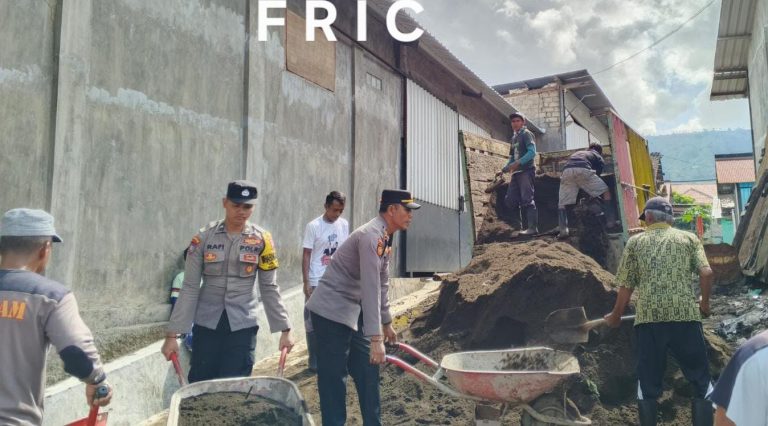 Polisi Peduli AKP Nisin Bersama Warga Perbaiki Jalanan Rusak dan berlubang di Sempol Ijen