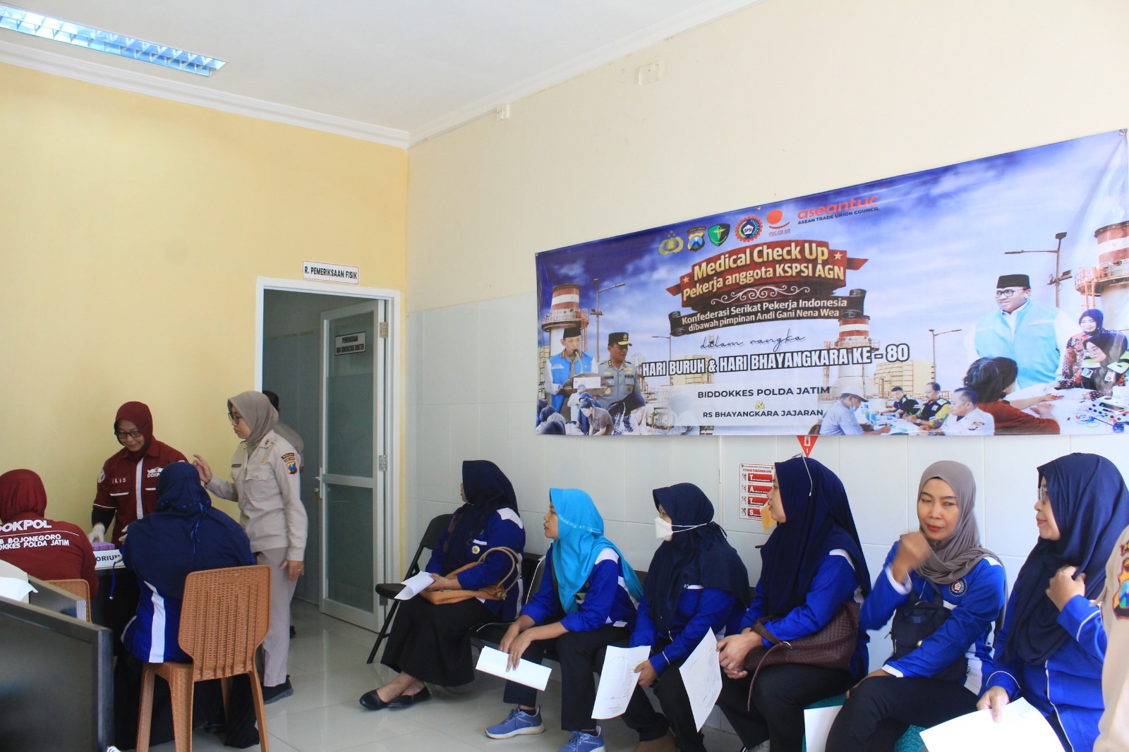 Polres Bojonegoro Gelar Pemeriksaan Kesehatan Gratis bagi Buruh Jelang May Day