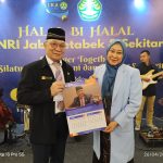 Rektor UNRI Prof. Sri Indarti Hadiri Halal Bi Halal IKA UNRI di Tangerang, Terima Kalender PPWI Go To UN 2026