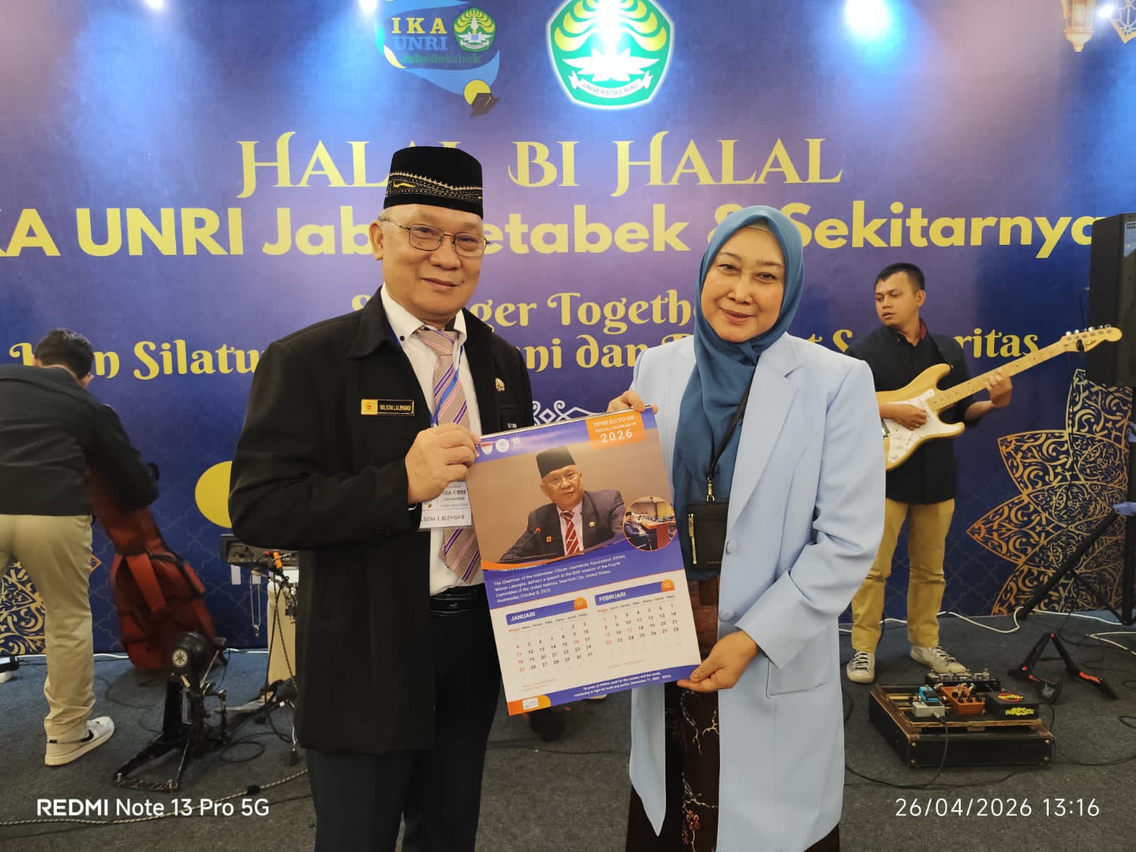 Rektor UNRI Prof. Sri Indarti Hadiri Halal Bi Halal IKA UNRI di Tangerang, Terima Kalender PPWI Go To UN 2026