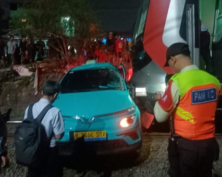 KAI Sampaikan Permohonan Maaf dan Fokus Evakuasi Penumpang di Stasiun Bekasi Timur