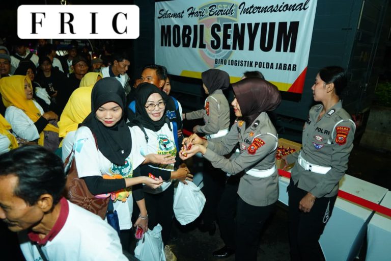 Polwan Polda Jabar Bagikan Konsumsi kepada Buruh Pendemo di Monas pada May Day 2026