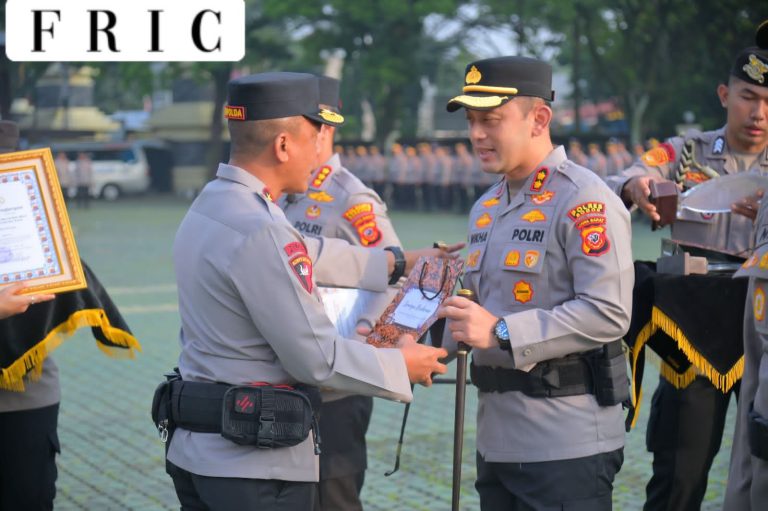 Apresiasi Posko Ops Ketupat Lodaya 2026, Kapolda Jabar Serahkan Penghargaan bagi Polres Berprestasi
