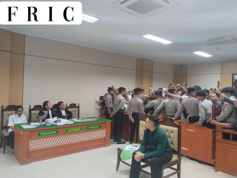 Situasi di ruang sidang kasus pembunuhan satu keluarga di Indramayu dengan terdakwa Ririn Rifanto dan Priyo Bagus Setiawan memang sangat mencekam.