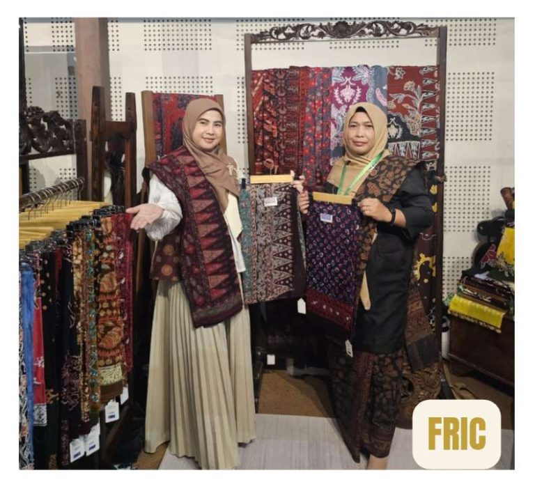 BATIK JAMBI KARYA NY. RUSLAINI FADLI TAMPIL ANGGUN DI BOOTH 65 PERSIT BISA 2 BALAI KARTINI JAKARTA, 8 MEI 2026