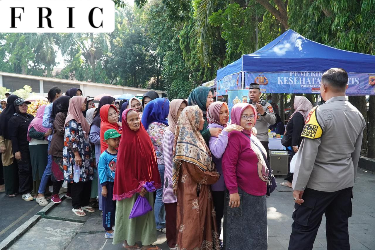 Jumat Berkah, Polisi Berikan Pengobatan dan Makan Gratis Kepada Ratusan Warga di Alun-Alun Soreang