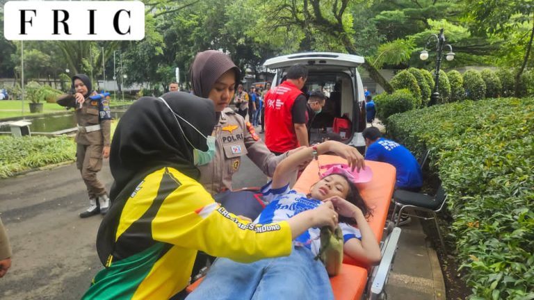 Aksi Humanis, Polda Jabar Gercep Evakuasi Bobotoh yang Pingsan saat Konvoi Juara Persib di Bandung