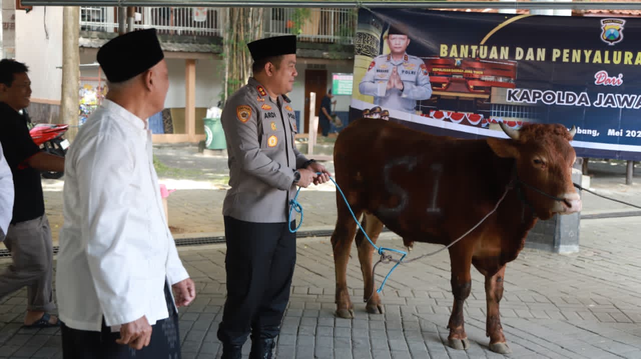 Kepolisian Sektor Jombang Menyerahkan Dua Ekor Sapi Bantuan Kapolda Jatim