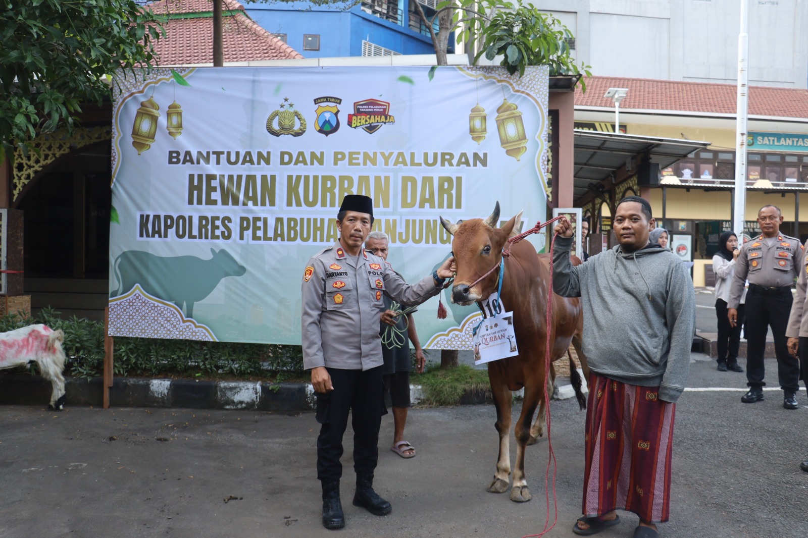 Polres Pelabuhan Tanjung Perak Salurkan Hewan Kurban di Hari Raya Idul Adha 1447 H