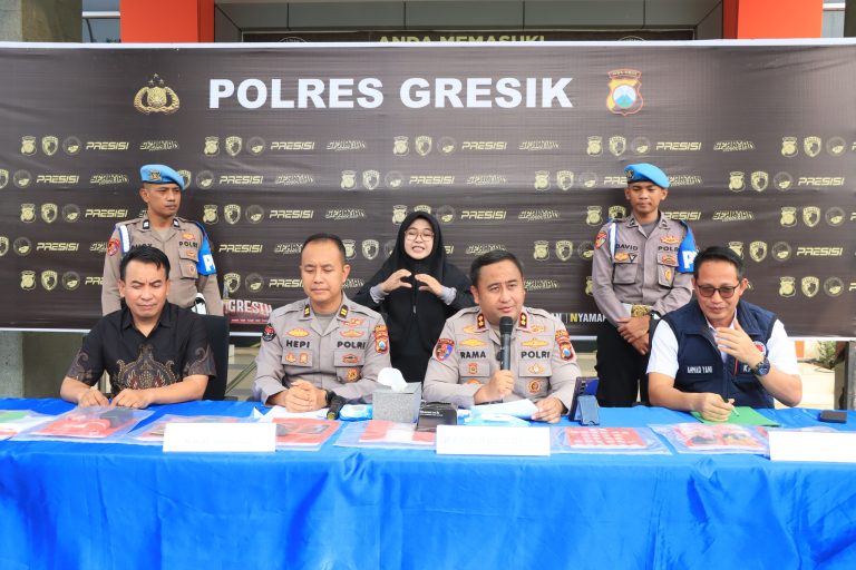 Polres Gresik Bongkar Jaringan Narkoba Amankan 2 Tersangka Pengedar dan 209 Gram Sabu