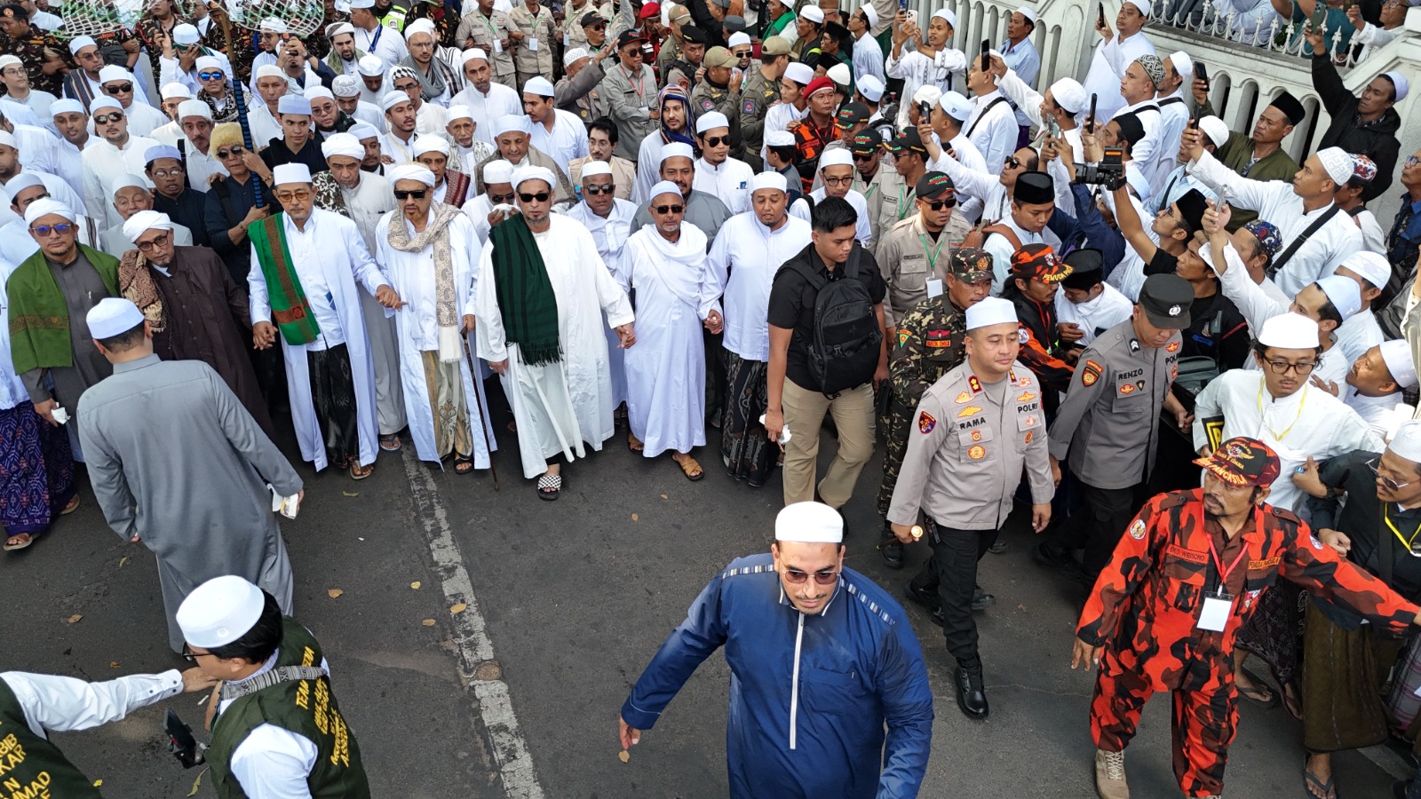 Polres Gresik Libatkan Ratusan Personel Layanan Pengamanan Haul Habib Abu Bakar Assegaf ke-71