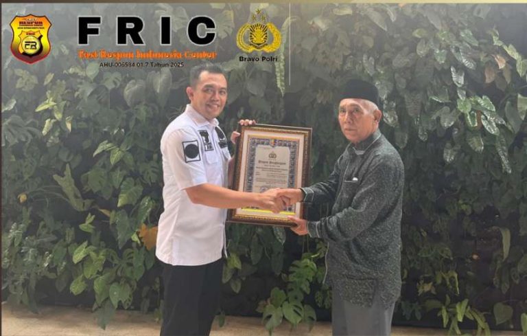 Densus 88 AT Polri Berikan Penghargaan Dari Kapolri Kepada Tokoh Masyarakat Berperan Cegah Paham Radikalis Terorisme di Provinsi Jambi