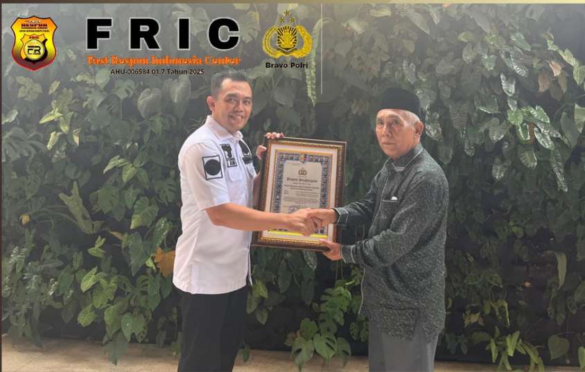 Densus 88 AT Polri Berikan Penghargaan Dari Kapolri Kepada Tokoh Masyarakat Berperan Cegah Paham Radikalis Terorisme di Provinsi Jambi