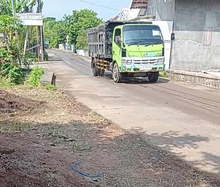 Jalan Desa Baru Dicor, Warga Khawatir Cepat Rusak Akibat Lalu Lalang Dump Truk Galian C