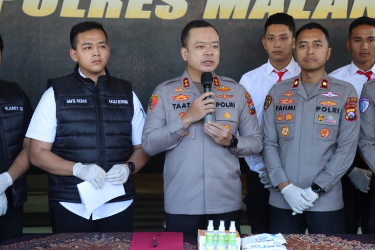 Polres Malang Amankan Dua Pemuda Bawa Sajam Saat Penyekatan Malam 1 Suro