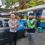 Sambut Hari Bhayangkara ke-80, Satlantas Polres Kuningan Bagikan Sembako ke Pengemudi Ojol di Jalan Siliwangi