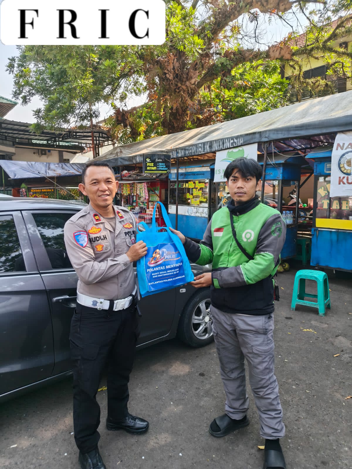 Sambut Hari Bhayangkara ke-80, Satlantas Polres Kuningan Bagikan Sembako ke Pengemudi Ojol di Jalan Siliwangi