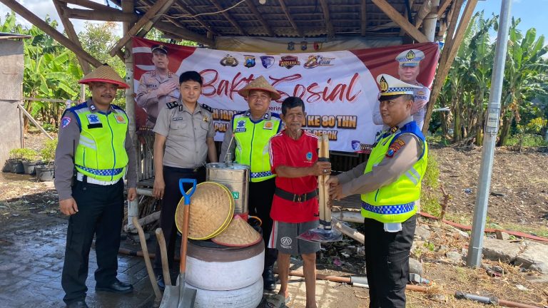 Sambut Hari Bhayangkara ke-80, Polres Pelabuhan Tanjung Perak Serahkan Bantuan Alat Pertanian ke Petani Tambak Wedi
