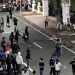 Ratusan Massa Ricuh di Depan Grahadi, Polisi Kerahkan Water Cannon dan Amankan Belasan Orang
