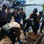 Sinergi Bersih – bersih Pantai, Polres Gresik Wujudkan Indonesia ASRI