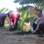 Peduli Lingkungan, Polres Probolinggo Tanam Puluhan Pohon Kado Hari Bhayangkara ke – 80