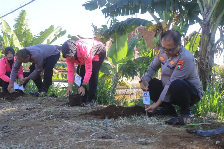 Peduli Lingkungan, Polres Probolinggo Tanam Puluhan Pohon Kado Hari Bhayangkara ke – 80