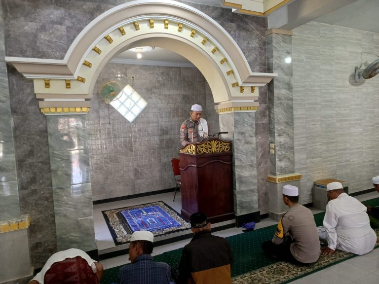 Pesan Kamtibmas dari Mimbar Jum’at, Satbinmas Polres Sampang Memberikan Edukasi Pencegahan Kekerasan Seksual di Camplong