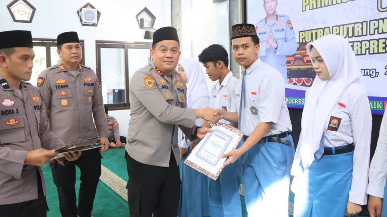 Kapolres Jombang Serahkan Beasiswa Kepada Putra-Putri Pegawai Negeri Pada Polri Berprestasi Sebagai Bentuk Keperdulian