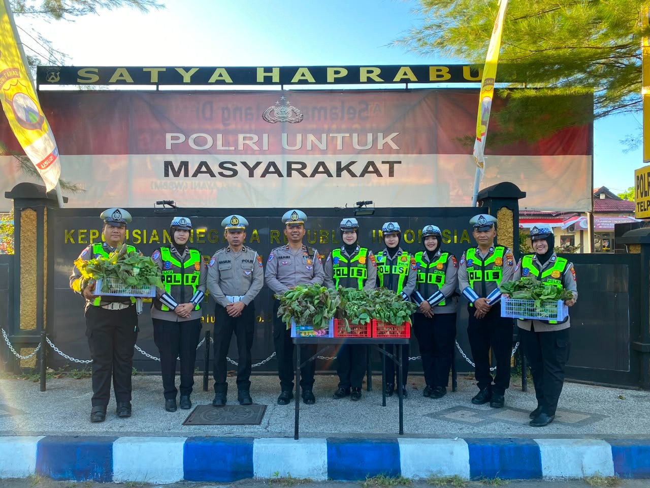 Jumat Berkah, Satlantas Polres Sampang Polda Jatim Bagikan Sayur Segar Hasil Panen P2L Sembari Edukasi Tertib Lalu Lintas ke Pengendara