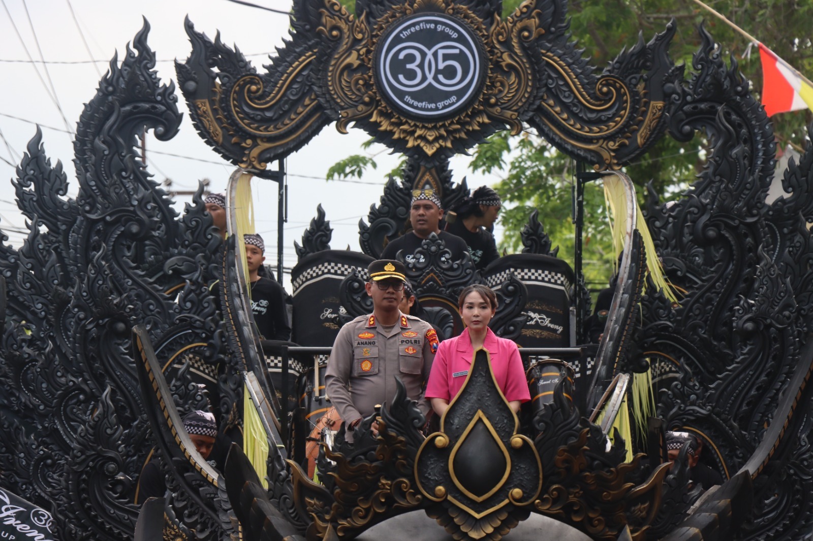 Tongkat Komando Berganti, Polres Sampang Polda Jatim Gelar Tradisi Pedang Pora Sambut AKBP Anang Hardiyanto