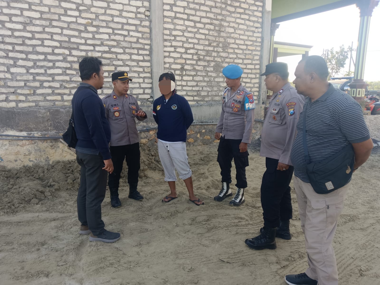 Kapolsek Camplong Polres Sampang Warning Keras Penambang Pasir Liar Di Pesisir Pantai Desa Banjar Talela