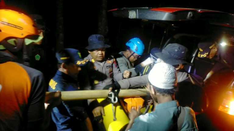 Operasi Kemanusiaan Polres Bondowoso Berhasil Evakuasi Dua Jenazah di Gunung Piramid