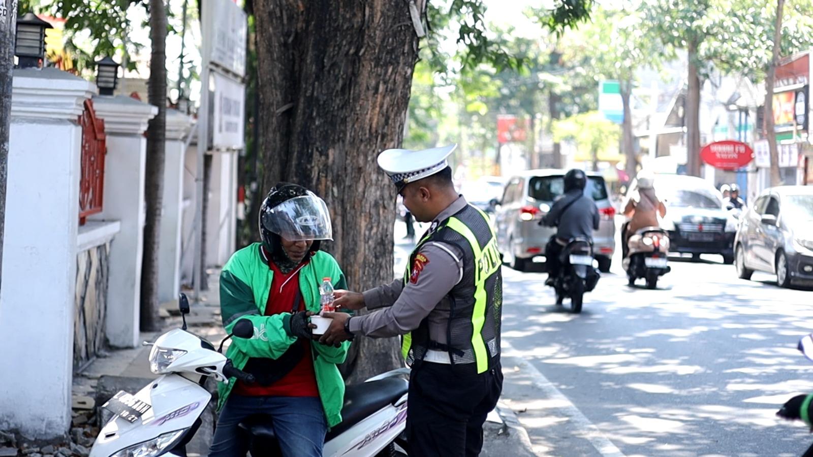 Susuri Jalanan Kota, Satlantas Polres Gresik Tebar Kebaikan Lewat Jumat Berkah Berbagi