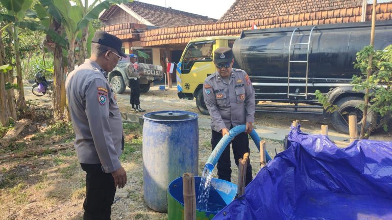 Polres Bojonegoro Distribusikan 8.000 Liter Air Bersih untuk Warga Ngambon