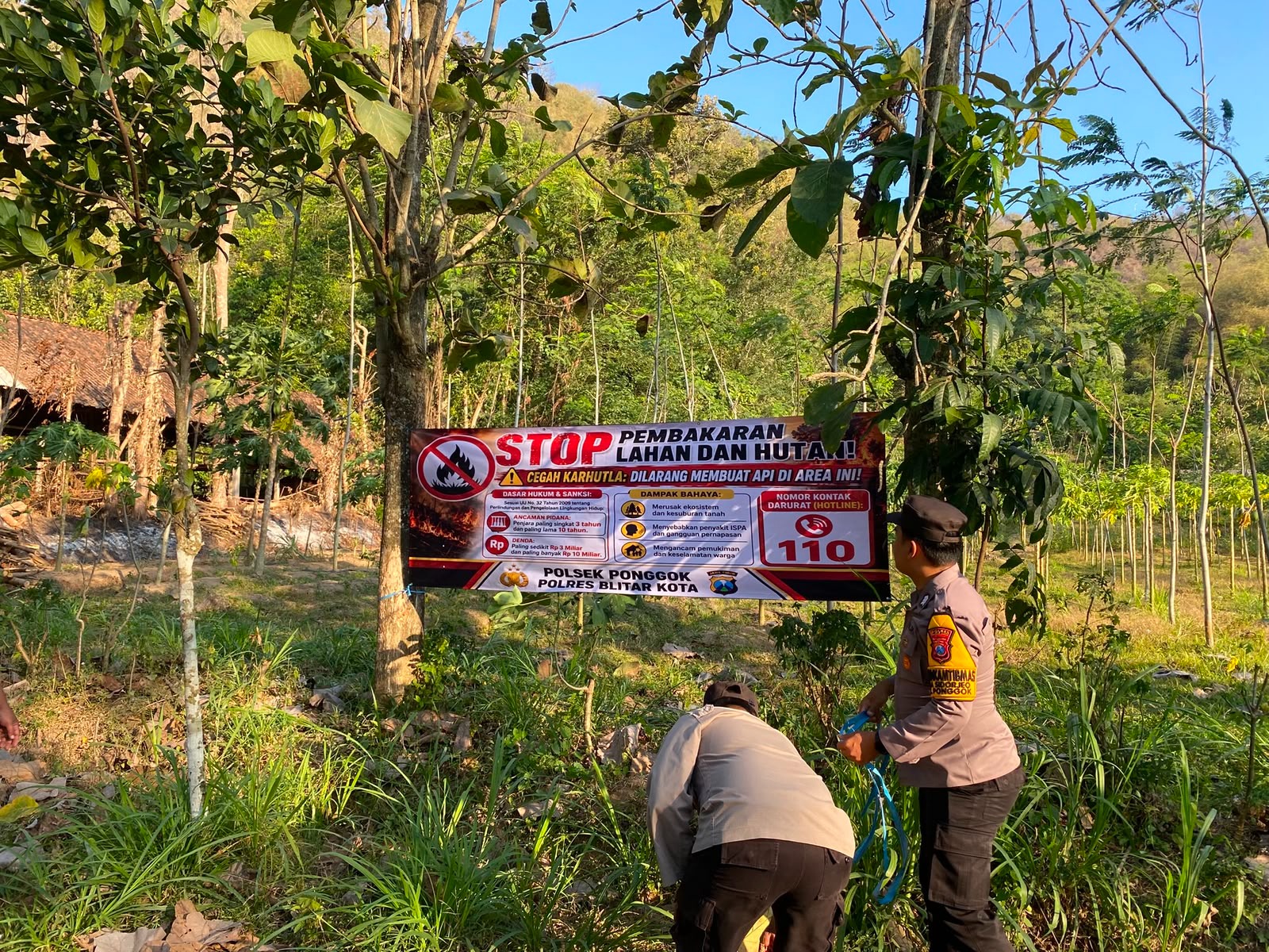 Polres Blitar Kota Edukasi Warga dan Pasang Banner Cegah Karhutla di Lereng Gunung Pegat