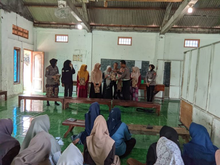 Polwan Polres Ngawi Gandeng Da’i Kamtibmas Edukasi Santri Cegah Perilaku Kekerasan