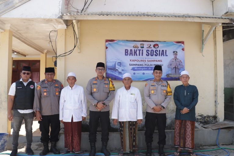 Pererat Silaturahmi Ke Tokoh Ulama, Kapolres Sampang Gelar Baksos Air Bersih di Ponpes Miftahut Thullab dan Salurkan Bantuan ke Warga