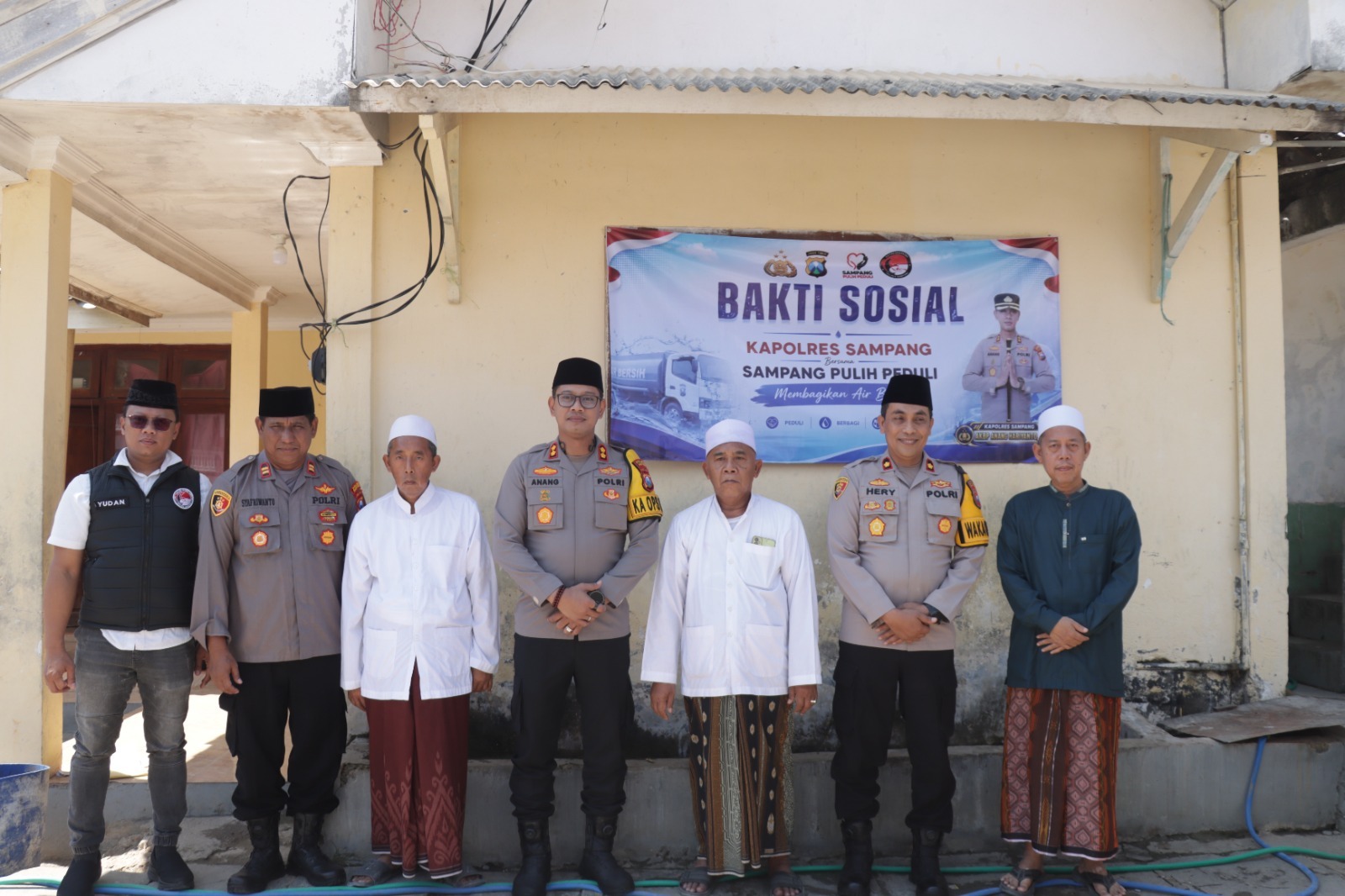 Pererat Silaturahmi Ke Tokoh Ulama, Kapolres Sampang Gelar Baksos Air Bersih di Ponpes Miftahut Thullab dan Salurkan Bantuan ke Warga