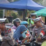 Tumbuhkan Nasionalisme dan Tertib Berkendara, Satlantas Polres Sampang Bagikan Bendera Merah Putih di Simpang Empat Monumen