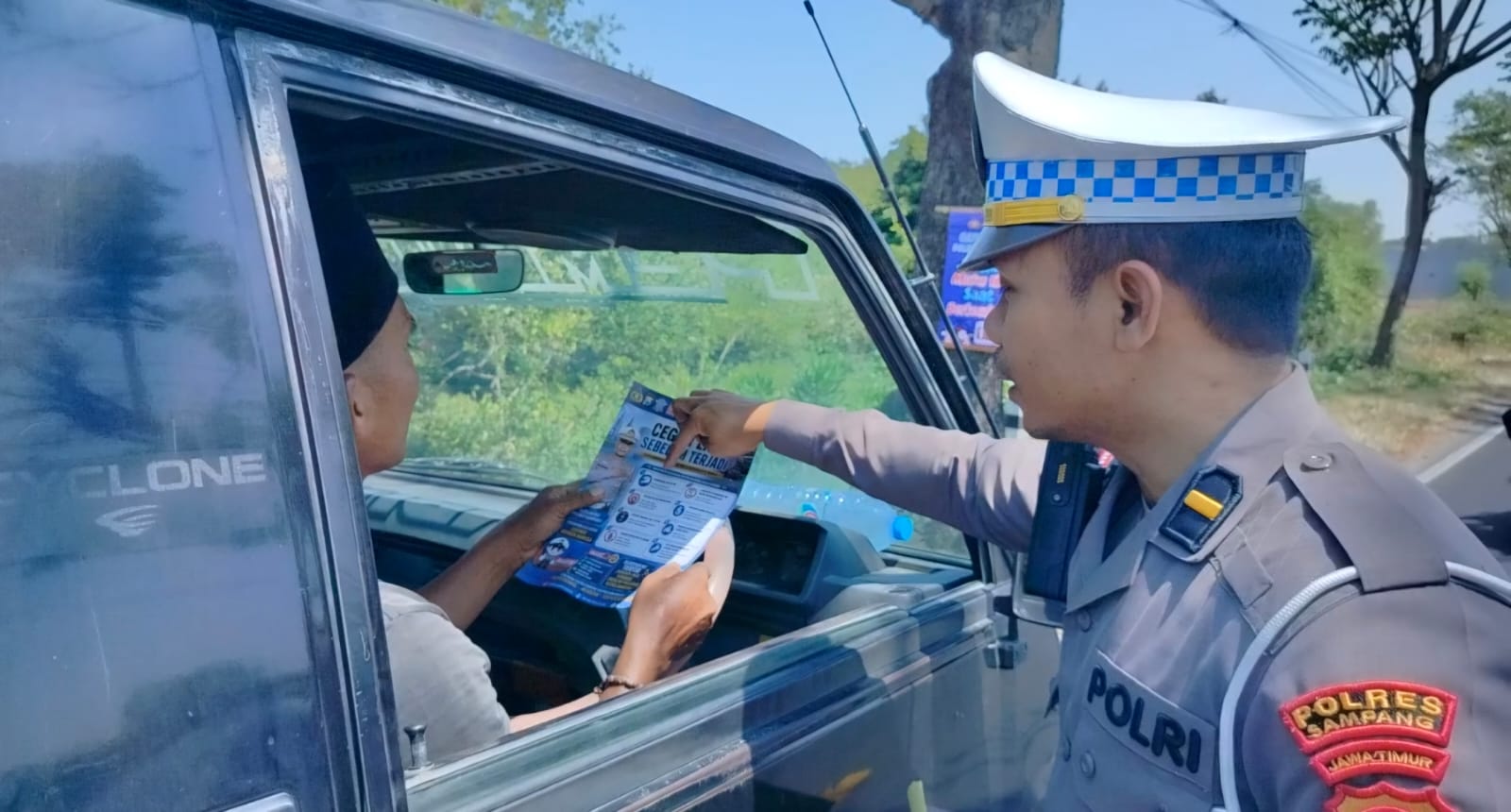 Sasar 3 Jalur Rawan Laka Lantas, Satlantas Polres Sampang Polda Jatim Bagikan Brosur Keselamatan Berkendara