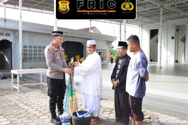 Polres Pidie Semarakkan HUT RI ke 81 lewat Bakti Religi dan Gotong Royong Bersama Masyarakat