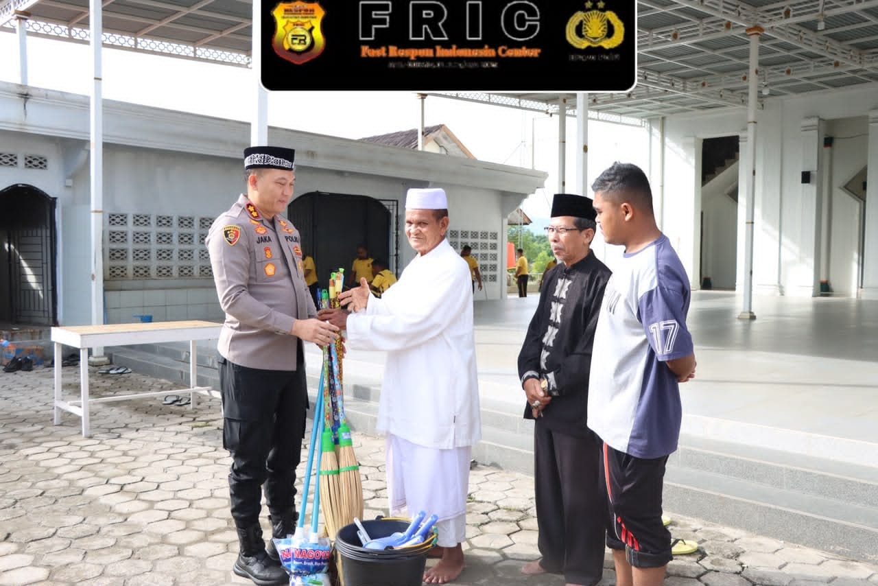 Polres Pidie Semarakkan HUT RI ke 81 lewat Bakti Religi dan Gotong Royong Bersama Masyarakat