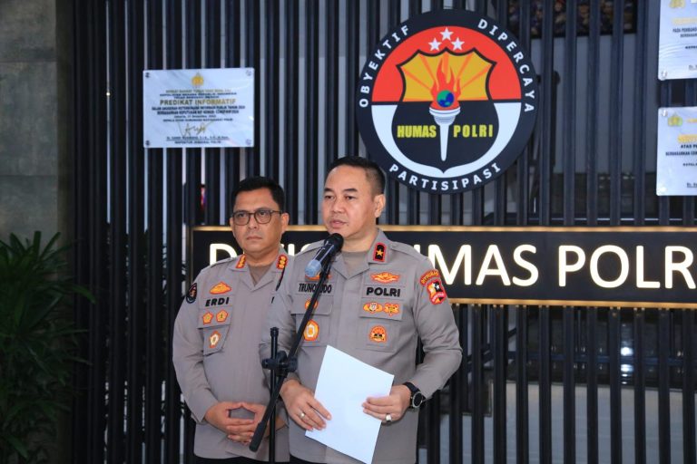 Di Hari Kemerdekaan, Polri Serentak Gerakkan 44 Truk Bantuan untuk Masyarakat Terdampak Gempa Flores