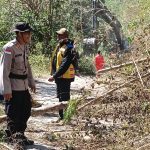 Personel Polri Buka Akses Jalan Terdampak Longsor Menuju Dusun Nitung di Palue