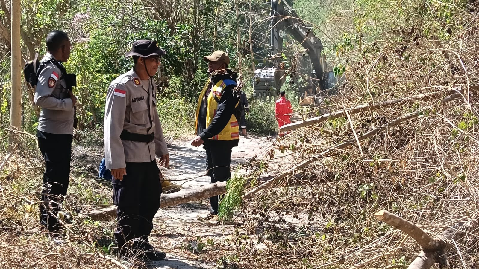 Personel Polri Buka Akses Jalan Terdampak Longsor Menuju Dusun Nitung di Palue