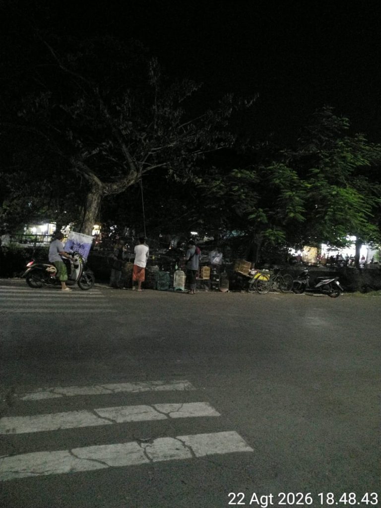 Lapak Burung di Jl. Platuk Donomulyo Diduga Kuasai Bahu Jalan, Warga Desak Satpol-PP Jangan Tutup Mata
