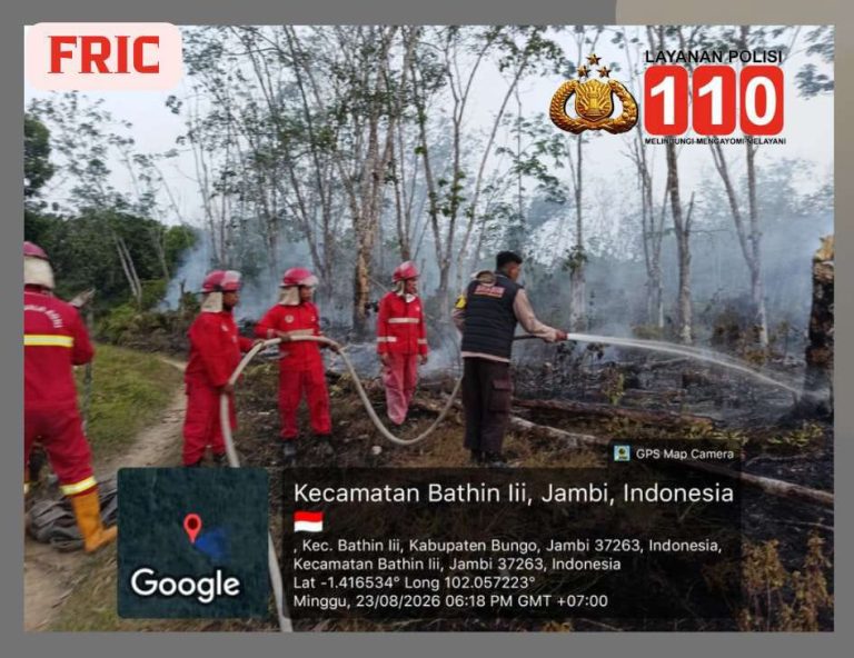 Polsek Muara Bungo Bersama Manggala Agni Padamkan Karhutla di Kebun Karet Teluk Beringin