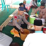 Usai Salat Jumat, Dansatgas SAR Brimob Makan Bersama Warga Terdampak Gempa di Reo