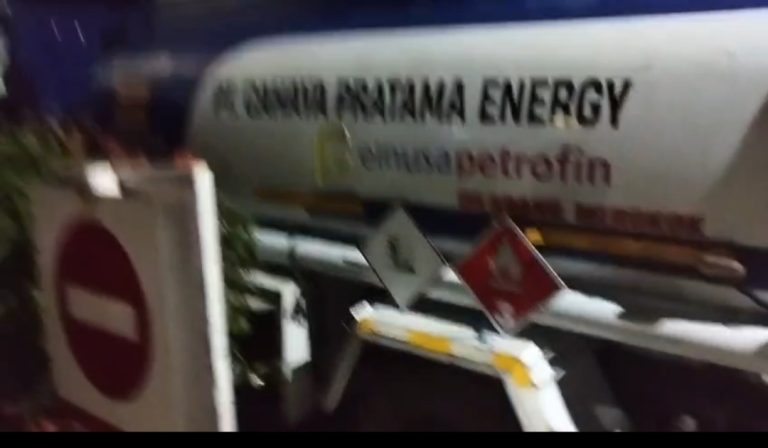 DUGAAN MAFIA BBM SUBSIDI SOLAR PT CAHAYA PRATAMA ENERGY MENGISI DI APARTEMENT PRAXIS DISOROT