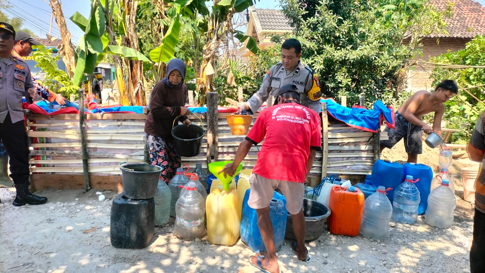 Polres Bojonegoro Salurkan 25 Ribu Liter Air Bersih ke Warga Terdampak Kemarau